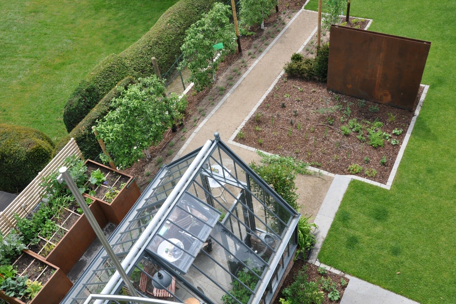 60 m² Garten mit Gewächshaus
